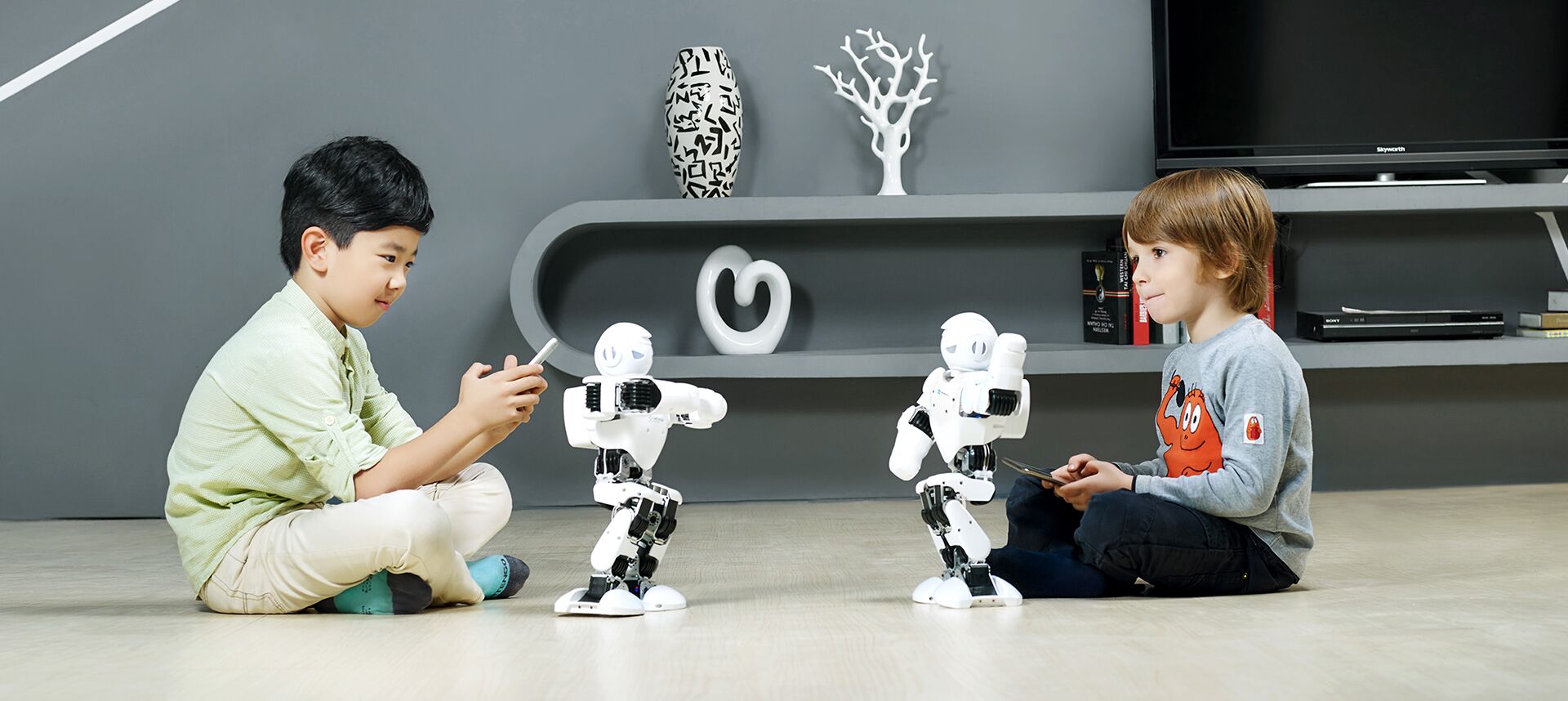 Папа играет робот. Робот UBTECH Alpha 1s. Alpha 1 Pro робот. Alpha 1e. Робототехника для детей.